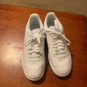 white nike women’s court vision low in a size 9!
